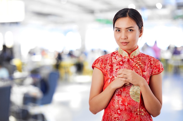 Linda mulher asiática feliz ano novo chinês