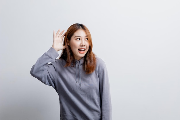 Linda mulher asiática gesticulando para edição de anúncios no conceito de retrato de fundo isolado usado para propaganda e sinalização isolada sobre o espaço de cópia de fundo branco