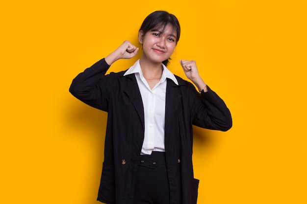 Linda mulher asiática jovem feliz e animada, comemorando a vitória e expressando grande sucesso