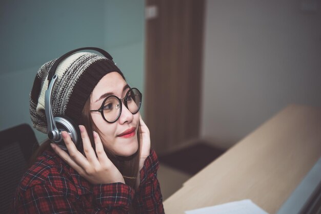 Linda mulher asiática ouve música com fone de ouvidoestilo de vida da mulher modernaTailândia pessoas gostam de música conceito de garota feliz