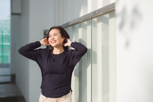 Linda mulher asiática relaxando no terraço