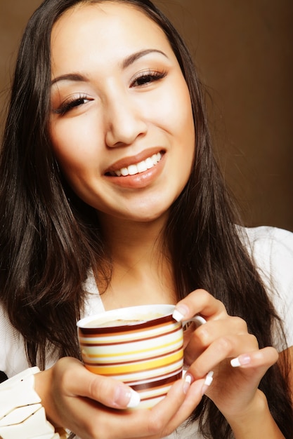 Linda mulher asiática tomando café