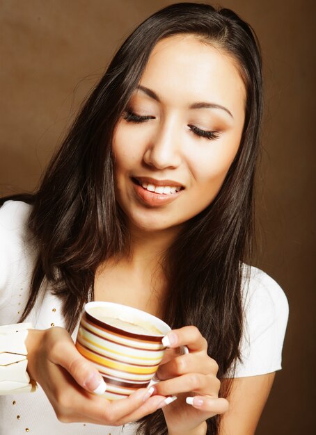 Linda mulher asiática tomando café