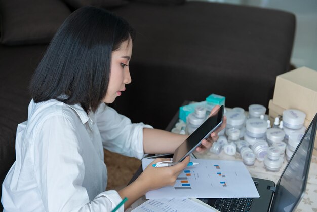 Linda mulher asiática trabalhando em casa com estresseNão tenho ideias para o trabalhoPrepare presente para o chefe da empresaTailândia