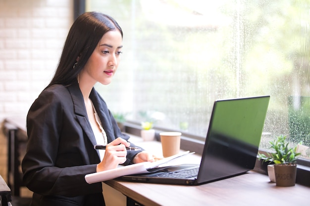 Linda mulher asiática usando Laptop para trabalho no café