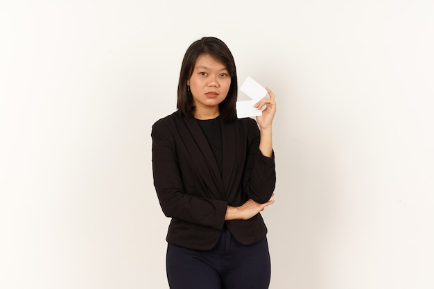 Linda mulher asiática vestindo um terno preto segurando e mostrando um cartão de crédito em branco