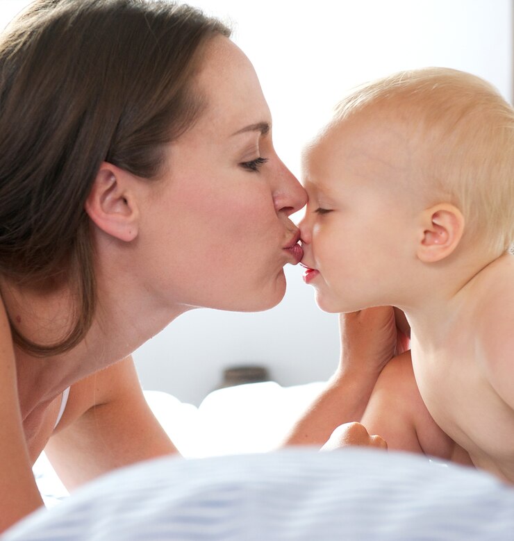 Linda mulher beijando bebê