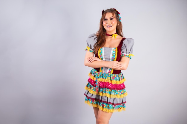 Linda mulher brasileira com roupas country Festa de São João Festa Junina braços cruzados