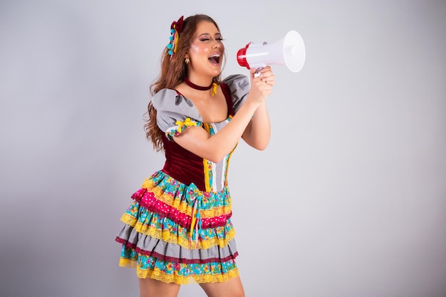 Linda mulher brasileira com roupas country Festa de São João Festa Junina produto de publicidade ou texto com mega telefone