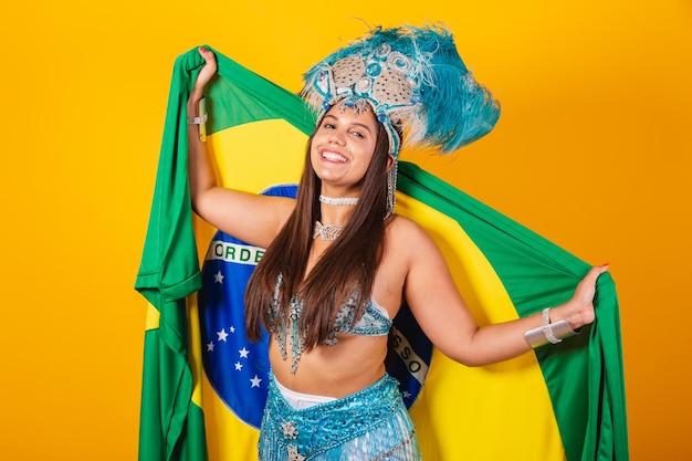 Foto linda mulher brasileira com roupas de carnaval azul coroa de penas rainha do carnaval com bandeira do brasil