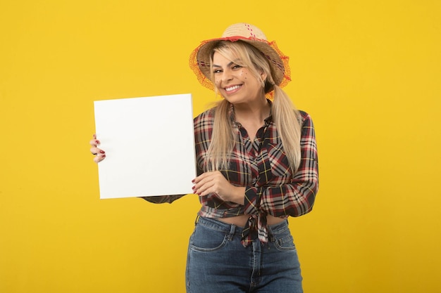 Linda mulher brasileira com roupas de festa junina em fundo amarelo