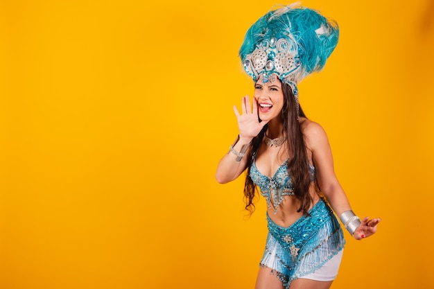 Linda mulher brasileira com roupas de rainha do carnaval da escola de samba Coroa de penas gritando