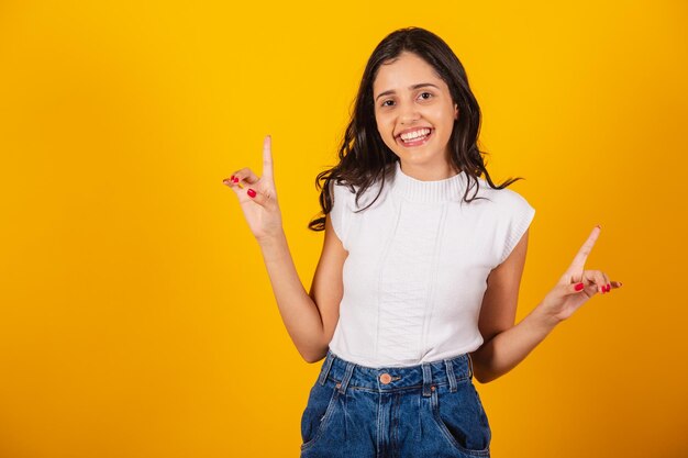 Linda mulher brasileira dançando vibrando e festejando