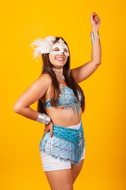 Foto linda mulher brasileira em roupas de carnaval azuis e brancas foto vertical usando rímel sorrindo