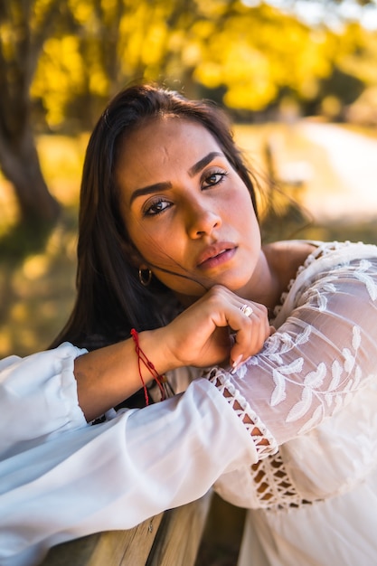 Linda mulher brasileira em um vestido branco