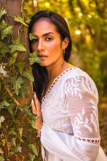 Linda mulher brasileira em um vestido branco