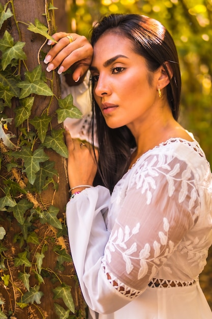 Linda mulher brasileira em um vestido branco