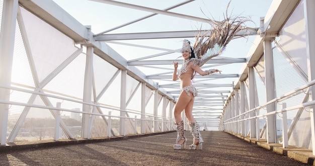 Linda mulher brasileira vestindo fantasia colorida de carnaval e sorrindo durante o desfile de carnaval na cidade.