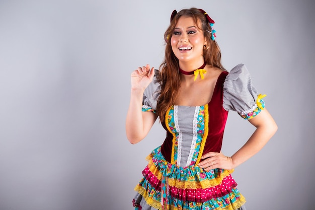 Linda mulher brasileira vestindo roupas country para Festa de São João Festa Junina Posando para foto Foto de meio corpo