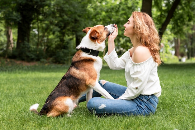 Foto linda mulher brincando com companheiro no parque