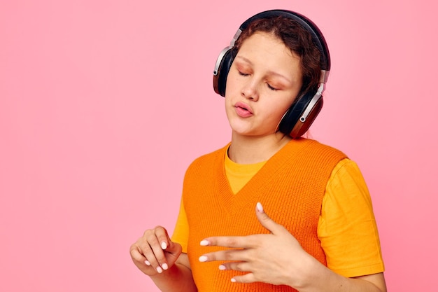 Linda mulher careta fones de ouvido entretenimento emoções música estilo de vida inalterado