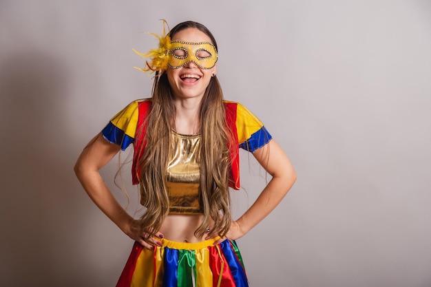 Linda mulher caucasiana brasileira vestindo roupas de carnaval de frevo usando uma máscara com as mãos nos quadris