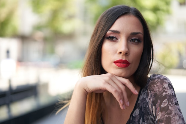 Linda mulher caucasiana, sentado ao ar livre café