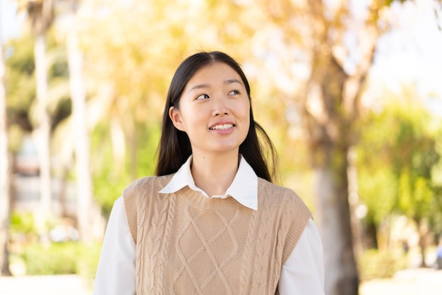 Linda mulher chinesa no retrato ao ar livre