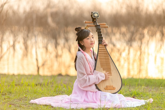 Linda mulher chinesa o chinês tradicional