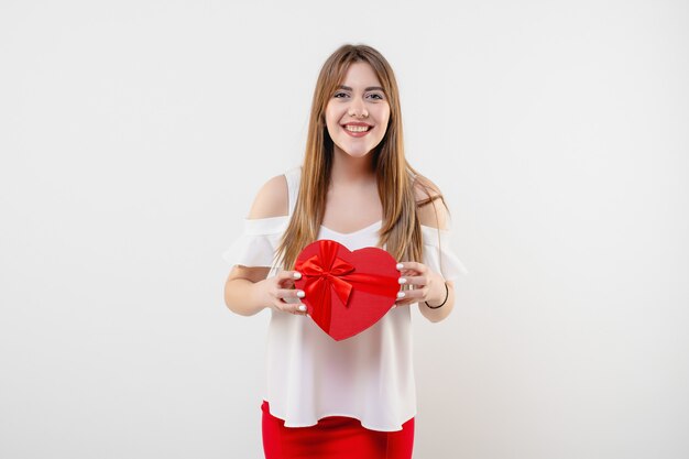 Foto linda mulher com coração vermelho em forma de caixa de presente dos namorados isolada