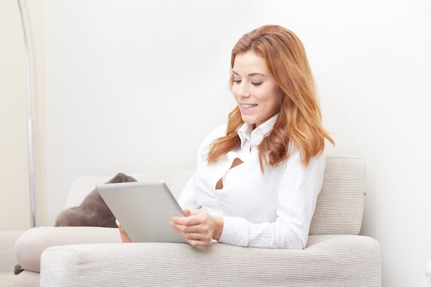 Linda mulher com laptop no sofá