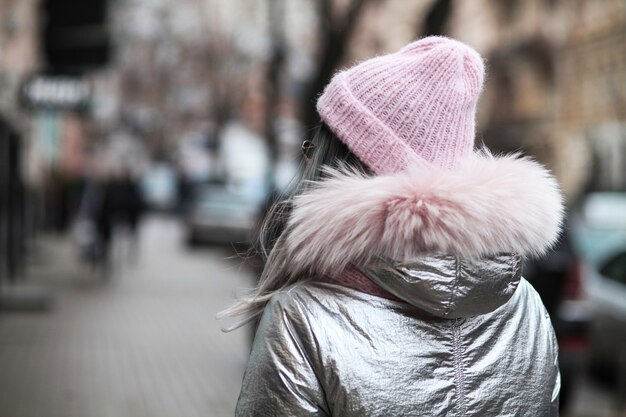 linda mulher com roupas de inverno