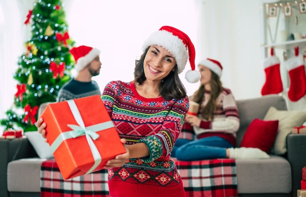 linda mulher com um chapéu de Papai Noel de Natal