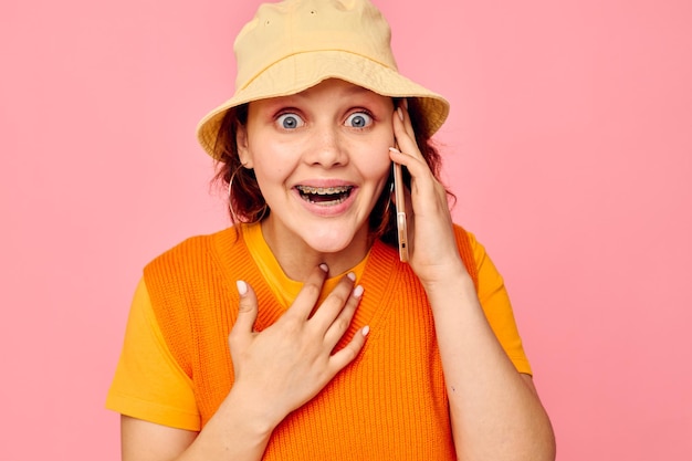 Linda mulher com um telefone na mão brincos de careta tampam fundos isolados de moda inalterados