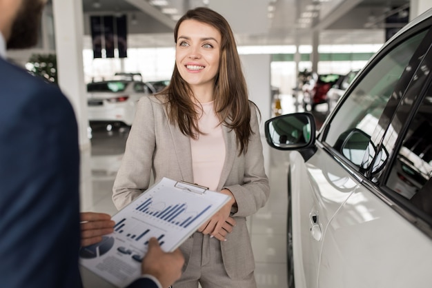 Linda mulher comprando carro novo