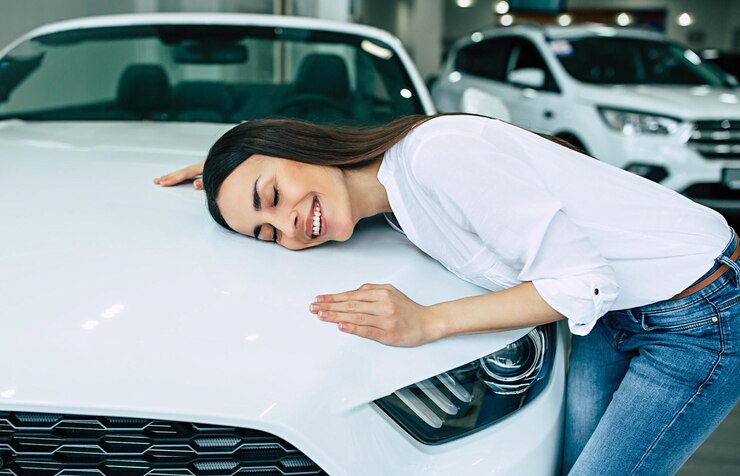 Foto linda mulher comprando um carro novo para trabalhar e viajar no cliente da concessionária