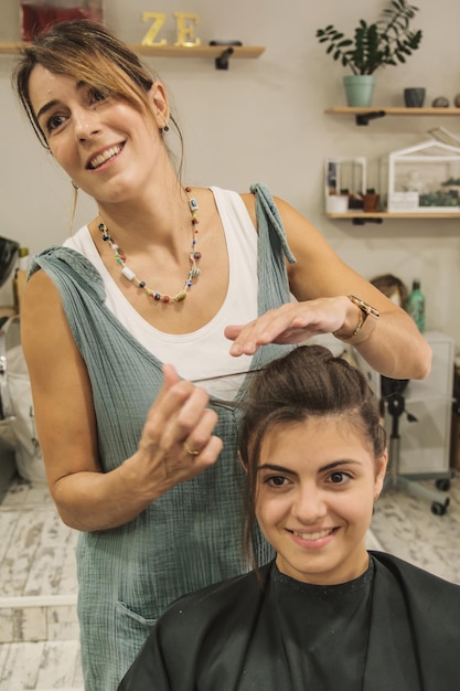 Linda mulher cortando o cabelo de cabeleireiro no salão de beleza. Conceito de estilo de cabelo