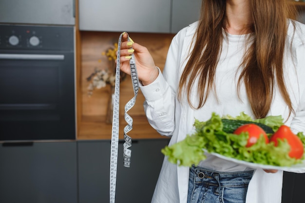 Linda mulher cozinhando comida saudável na cozinha dentro de casa Jovem mulher cozinhando comida saudável salada de legumes dieta dieta conceito estilo de vida saudável cozinhar em casa preparar comida