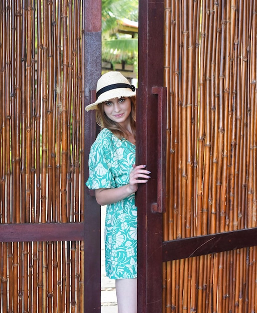 Linda mulher da Bielorrússia de vestido verde, fechando a porta