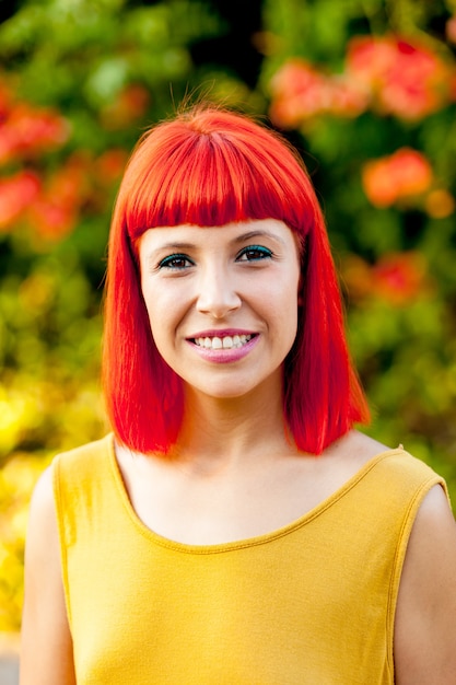 Linda mulher de cabelo vermelho em um parque