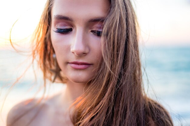 Menina de 10 anos no mar. retrato de um adolescente. garota de