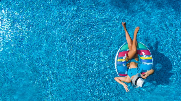 Linda mulher de chapéu na piscina aérea vista superior de cima