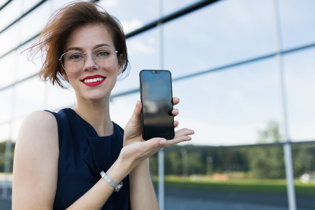 Linda mulher de negócios com smartphone