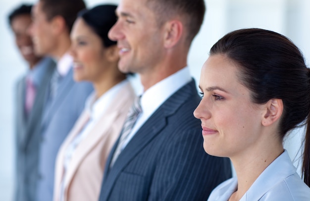 Linda mulher de negócios com sua equipe em uma linha