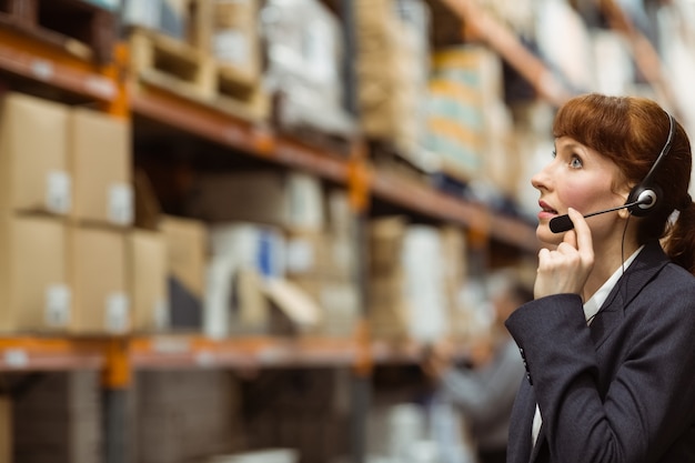 Linda mulher de negócios falando em um fone de ouvido