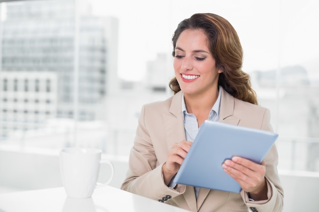 Linda mulher de negócios feliz usando o tablet