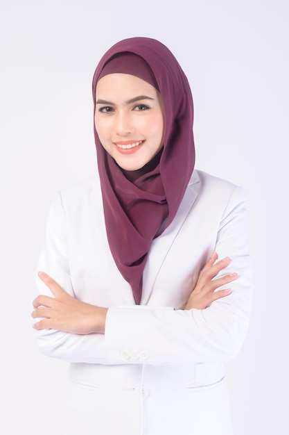 Linda mulher de negócios muçulmana vestindo terno branco com hijab em studiox9