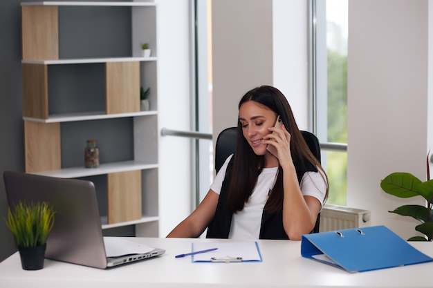 Linda mulher de negócios ocupada no escritório