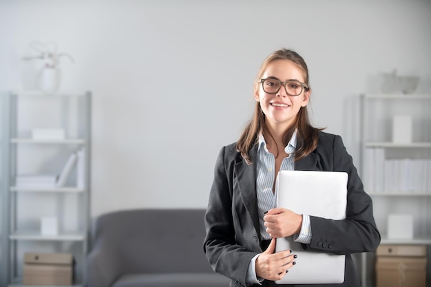 Linda mulher de negócios sorridente em óculos empresário trabalhando no escritório empregado profissional no local de trabalho Jovem secretária linda