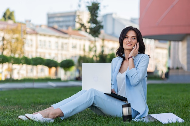 linda mulher de negócios trabalha online